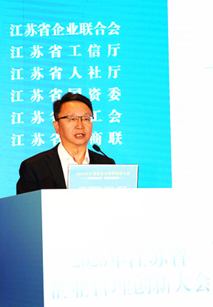主持人李琨  裁剪过